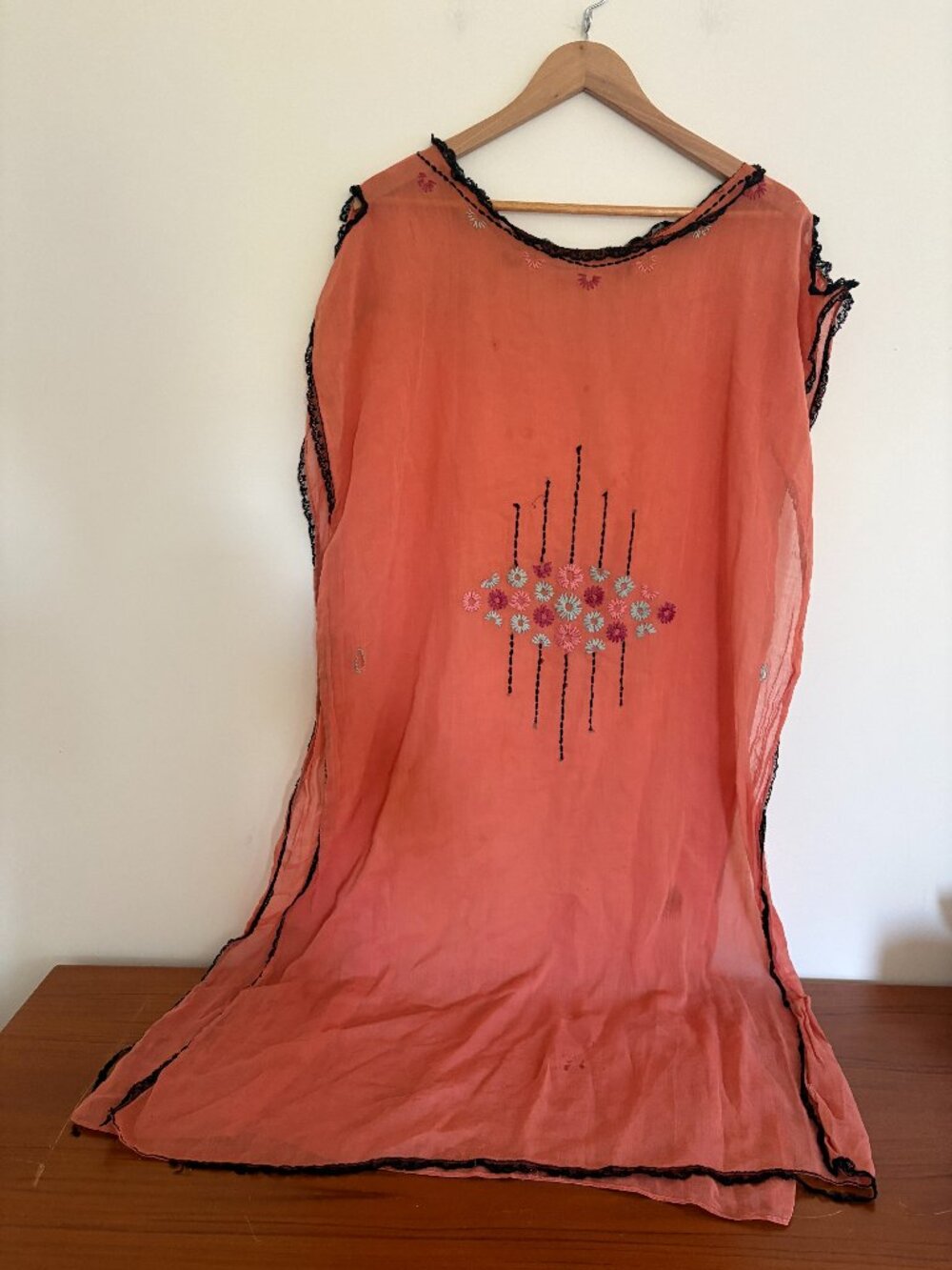 Vintage peignoir pink floral embroidery